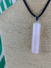 Cargar imagen en el visor de la galería, Colgante Cilindrico Cuarzo Rosa Mod. 3

