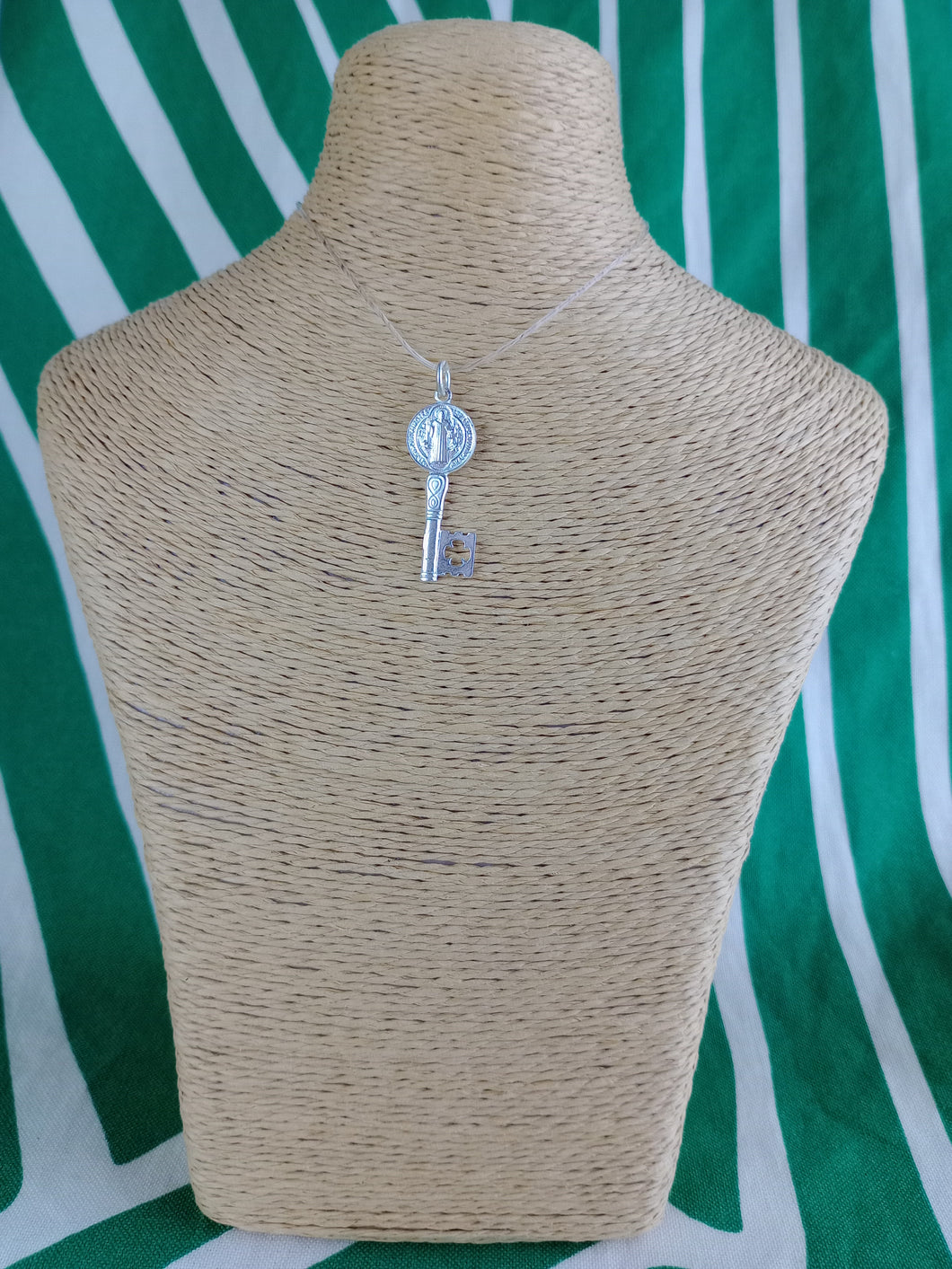 Colgante Llave San Benito Plata de Ley 925