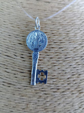 Cargar imagen en el visor de la galería, Colgante Llave San Benito Plata de Ley 925
