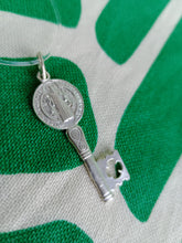 Cargar imagen en el visor de la galería, Colgante Llave San Benito Plata de Ley 925

