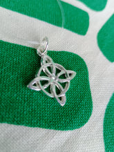 Cargar imagen en el visor de la galería, Colgante Plata Nudo de Bruja
