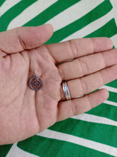 Cargar imagen en el visor de la galería, Colgante Plata Nudo de Bruja Aro
