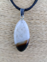 Cargar imagen en el visor de la galería, Colgante Agata Blanca y Negra
