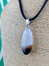Cargar imagen en el visor de la galería, Colgante Agata Blanca y Negra
