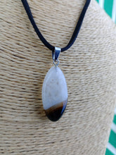 Cargar imagen en el visor de la galería, Colgante Agata Blanca y Negra
