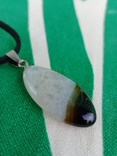 Cargar imagen en el visor de la galería, Colgante Agata Blanca y Negra
