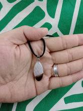 Cargar imagen en el visor de la galería, Colgante Agata Blanca y Negra
