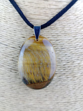 Cargar imagen en el visor de la galería, Colgante Oval Ojo de Tigre
