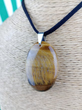 Cargar imagen en el visor de la galería, Colgante Oval Ojo de Tigre
