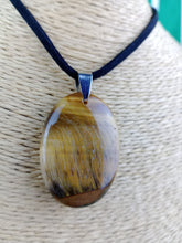 Cargar imagen en el visor de la galería, Colgante Oval Ojo de Tigre
