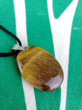Cargar imagen en el visor de la galería, Colgante Oval Ojo de Tigre
