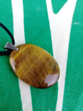 Cargar imagen en el visor de la galería, Colgante Oval Ojo de Tigre
