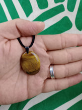 Cargar imagen en el visor de la galería, Colgante Oval Ojo de Tigre
