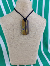 Cargar imagen en el visor de la galería, Colgante Ojo Tigre Corte Irregular Modelo 4
