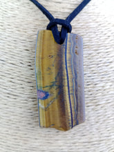 Cargar imagen en el visor de la galería, Colgante Ojo Tigre Corte Irregular Modelo 4
