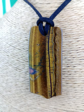 Cargar imagen en el visor de la galería, Colgante Ojo Tigre Corte Irregular Modelo 4
