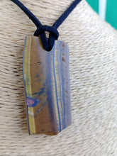 Cargar imagen en el visor de la galería, Colgante Ojo Tigre Corte Irregular Modelo 4
