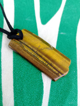 Cargar imagen en el visor de la galería, Colgante Ojo Tigre Corte Irregular Modelo 4
