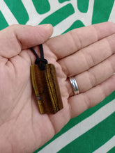 Cargar imagen en el visor de la galería, Colgante Ojo Tigre Corte Irregular Modelo 4
