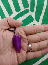 Cargar imagen en el visor de la galería, Colgante Punta Flecha Agata Morada Mod. 2
