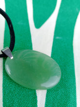 Cargar imagen en el visor de la galería, Colgante Oval Aventurina
