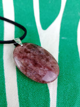 Cargar imagen en el visor de la galería, Colgante Oval Lepidolita
