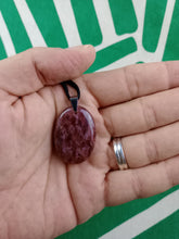 Cargar imagen en el visor de la galería, Colgante Oval Lepidolita
