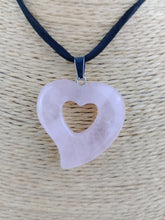 Cargar imagen en el visor de la galería, Colgante Corazon Tallado Cuarzo Rosa
