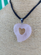 Cargar imagen en el visor de la galería, Colgante Corazon Tallado Cuarzo Rosa
