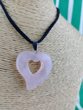 Cargar imagen en el visor de la galería, Colgante Corazon Tallado Cuarzo Rosa
