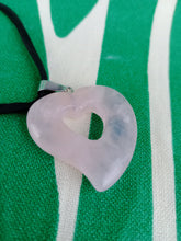 Cargar imagen en el visor de la galería, Colgante Corazon Tallado Cuarzo Rosa
