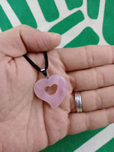 Cargar imagen en el visor de la galería, Colgante Corazon Tallado Cuarzo Rosa
