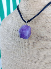 Cargar imagen en el visor de la galería, Colgante Amatista  Tallada Hexagonal

