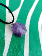 Cargar imagen en el visor de la galería, Colgante Amatista  Tallada Hexagonal
