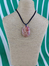 Cargar imagen en el visor de la galería, Colgante Oval Jaspe Rojo
