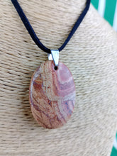 Cargar imagen en el visor de la galería, Colgante Oval Jaspe Rojo
