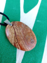 Cargar imagen en el visor de la galería, Colgante Oval Jaspe Rojo
