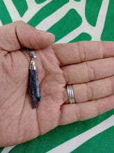 Cargar imagen en el visor de la galería, Colgante Taramita (Escoba de Bruja) Mod. 9
