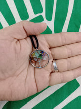 Cargar imagen en el visor de la galería, Colgante Arbol Vida Multicolor Pequeño
