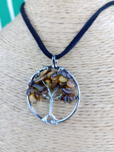 Cargar imagen en el visor de la galería, Colgante Árbol Vida Ojo de Tigre Pequeño
