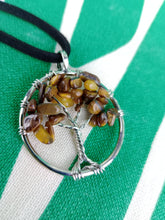 Cargar imagen en el visor de la galería, Colgante Árbol Vida Ojo de Tigre Pequeño
