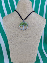 Cargar imagen en el visor de la galería, Colgante Árbol Vida Olivino Pequeño
