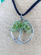 Cargar imagen en el visor de la galería, Colgante Árbol Vida Olivino Pequeño
