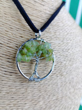Cargar imagen en el visor de la galería, Colgante Árbol Vida Olivino Pequeño
