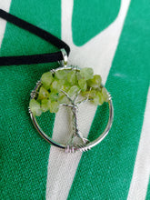 Cargar imagen en el visor de la galería, Colgante Árbol Vida Olivino Pequeño
