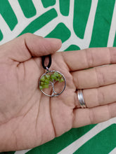 Cargar imagen en el visor de la galería, Colgante Árbol Vida Olivino Pequeño
