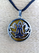 Cargar imagen en el visor de la galería, Colgante Yogi Ojo de Tigre
