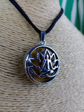 Cargar imagen en el visor de la galería, Colgante Yogi Ojo de Tigre
