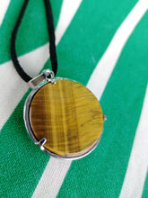 Cargar imagen en el visor de la galería, Colgante Yogi Ojo de Tigre
