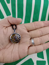 Cargar imagen en el visor de la galería, Colgante Yogi Ojo de Tigre
